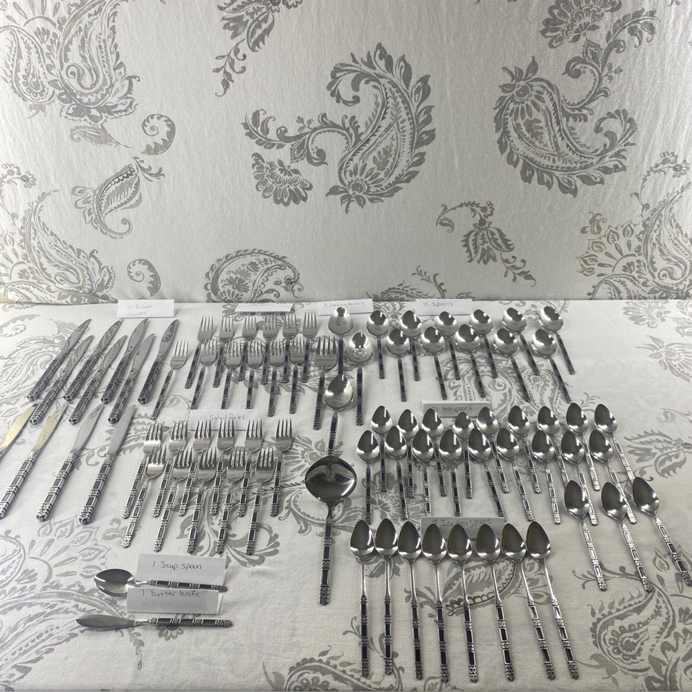 Vintage Oneida Community
Stainless Steel MADRID Black
Accent 84 Piece Lot